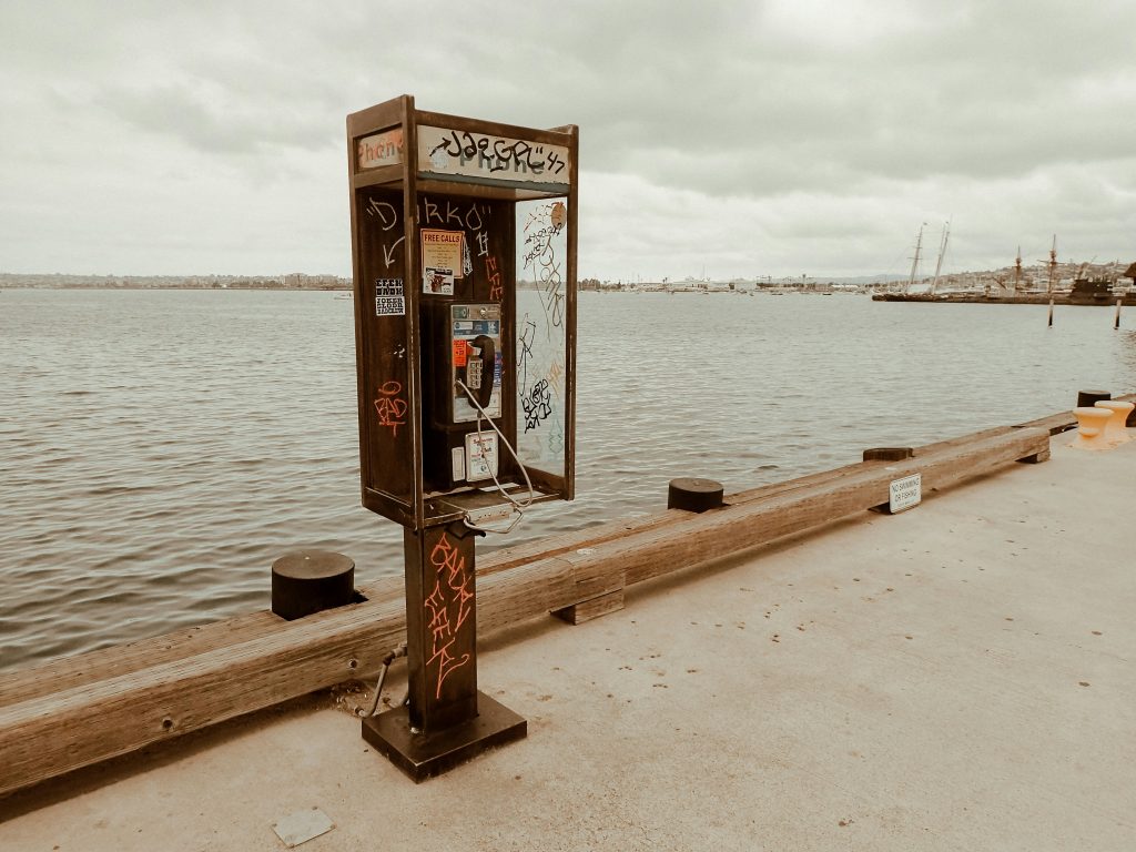 Alte amerikanische Telefonbox am Hafen.
