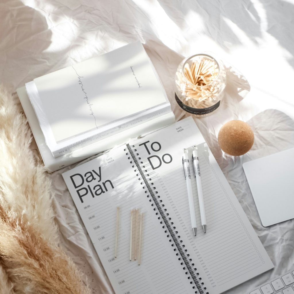 Notizbuch mit Tagesplan und To-Do-Liste.